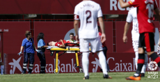 Campos abandonando el terreno de juego en camilla antes de subir a la ambulancia. Foto: LaLiga.