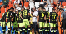 Moreno dando instrucciones a sus futbolistas en la pausa de hidratación. Foto: LaLiga.