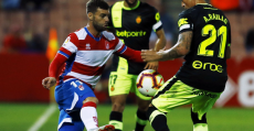 Raíllo trata de robar el balón al nazarí Rodri. Foto: LaLiga.