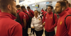 Anabel Soto en un corrillo de futbolistas en el aeropuerto. Foto: TTdeporte.