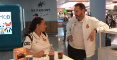 Moreno junto a Anabel Soto, empleada del club, planificando durante el desplazamiento a Zaragoza. Foto: TTdeporte.