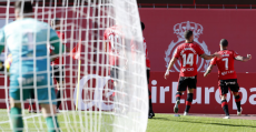 Aridai apunta a la afición tras la consecución del gol de la victoria. Foto: LaLiga.