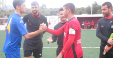 Saludo entre los capitanes del San Francisco y la Penya Arrabal. Foto: Biel Capllonch/Fútbol Balear.