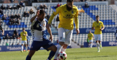 Marcos de la Espada y Felipe Sanchón pugnan un balón. Foto: GuiemSports.