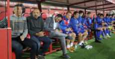 Vaquer en el banquillo de la selección balear en el amistoso por el Llevant junto a Martí y Gálvez. Foto: GuiemSports.