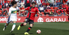 Budimir conduciendo el balón en el encuentro frente al Elche en Son Moix. Foto: LaLiga.