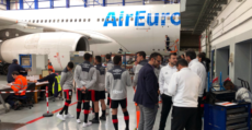Futbolistas y cuerpo técnico preparándose para la foto ante la aeronave de Air Europa. Foto: AE.