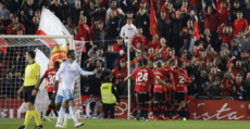 Celebración de los futbolistas del Mallorca con los aficionados. Foto: M. Comas/RCDM.