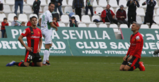 Valjent y Sevilla de rodillas abatidos tras el final del encuentro. Foto: LaLiga.