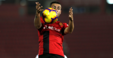 Rodríguez controlando en balón con el pecho. Foto: LaLiga.