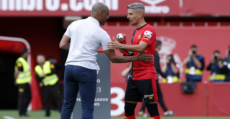 Salva Sevilla recibe de manos de Vicente Engonga al mejor jugador del mes de abril. Foto: LaLiga.