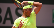 Nadal golpeando un drive durante su partido ante Federer. Foto: FFT.