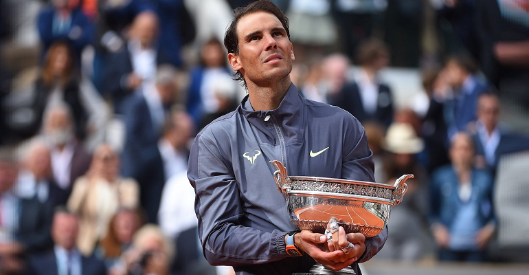 Nadal con la Copa de los Mosqueteros en Roland Garros. Foto: FFT.