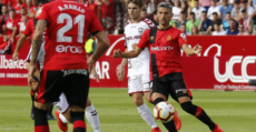 Salva Sevilla conduciendo el balón en el centro del campo. Foto: LaLiga.