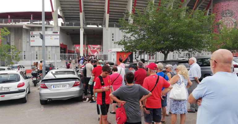 Largas colas en las oficinas de Son Moix para renovar los abonos. Foto: RCDM.