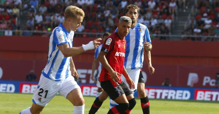 Sevilla sigue la conducción de balón de Odegaard. Foto: LaLiga.