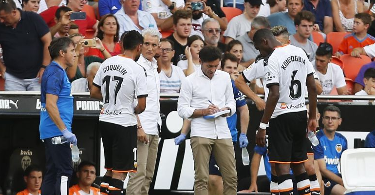 Marcelino dando instrucciones durante un cooling break. Foto: LaLiga.