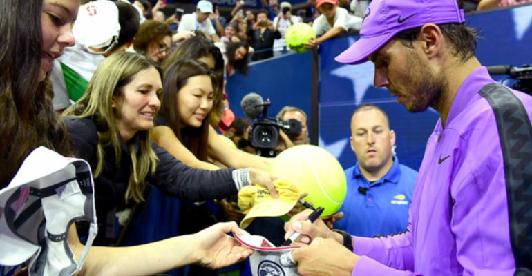 Nadal firmando autógrafos en su salida de la Arthur Ashe. Foto: USTA.