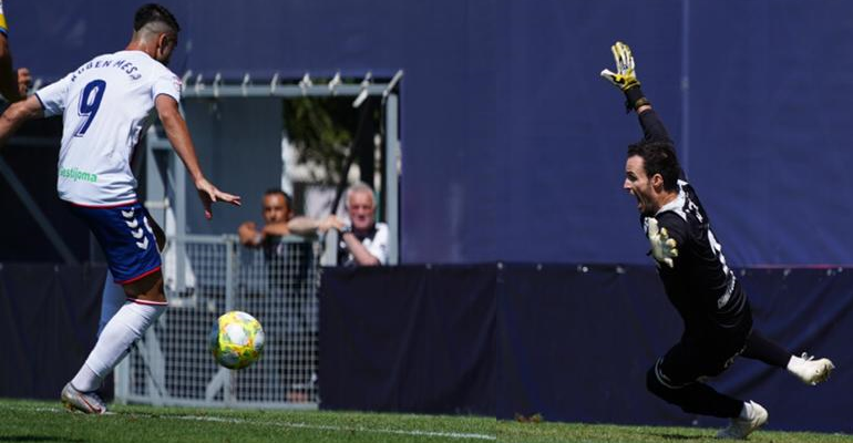 Mesa anota el segundo gol majariego tras el rechace de Herrera en el penalti. Foto: ATB.