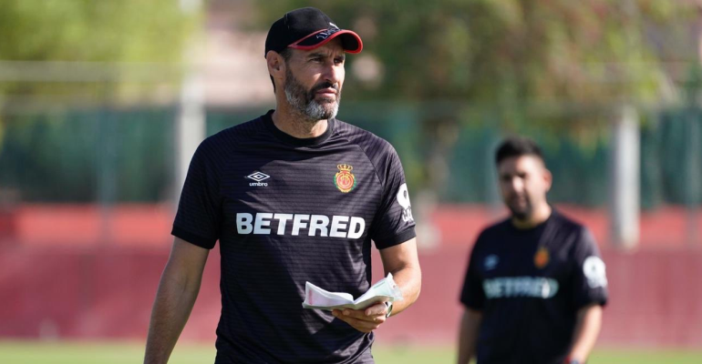 Moreno sosteniendo su libreta en un entrenamiento. Foto: RCDM.