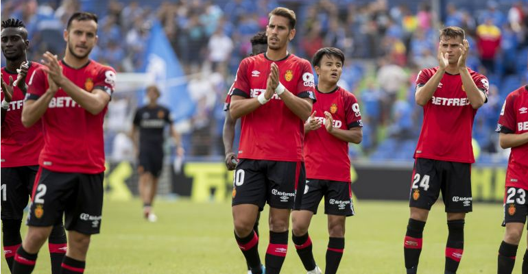 Los futbolistas del Mallorca saludan a los aficionados desplazados a Getafe. Foto: LaLiga.