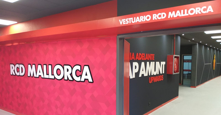 Puerta del vestuario local. Foto: TTdeporte.