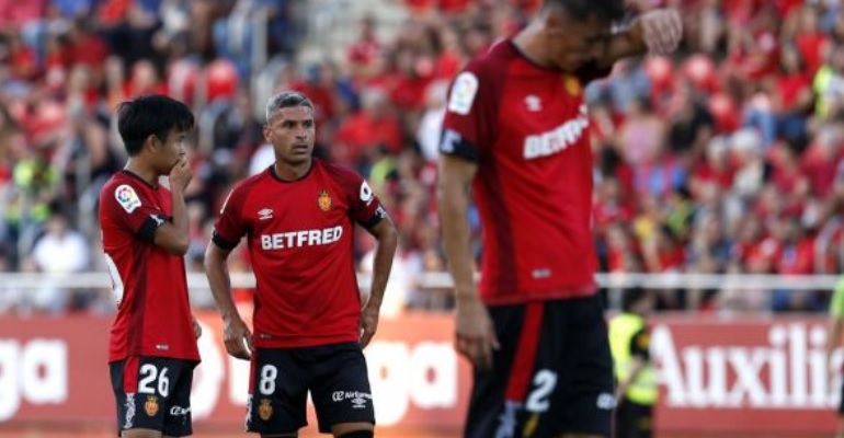 Sevilla y Kubo conversan en el centro del campo y Budimir se lamenta. Foto: LaLiga.