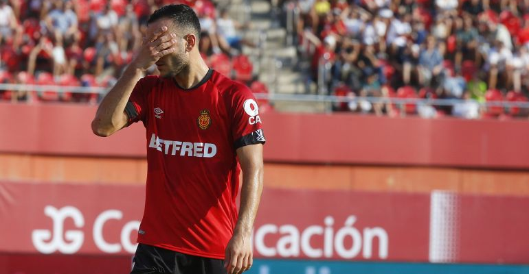 Sastre se cubre el rostro durante un partido en Son Moix. Foto: LaLiga.