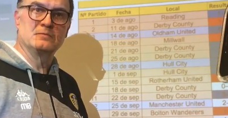 Bielsa en la rueda de prensa para dar explicaciones sobre el caso de espionaje del Leeds.