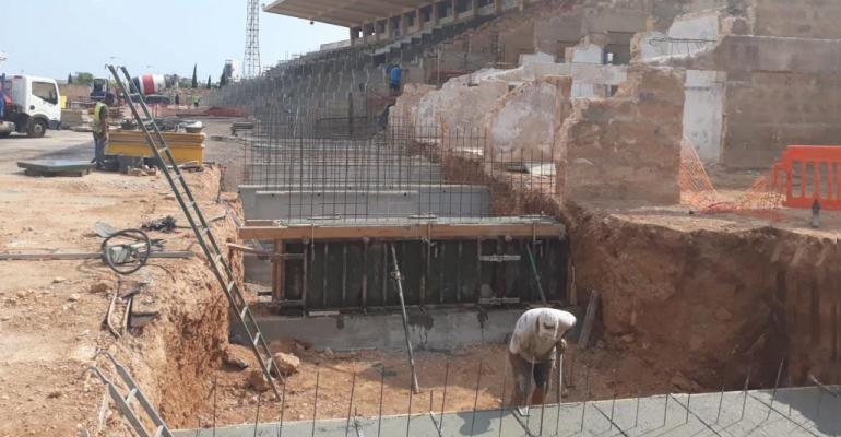 Imagen de la colocación de los nuevos cimientos de hormigón. Foto: Última Hora (13/09/2018).