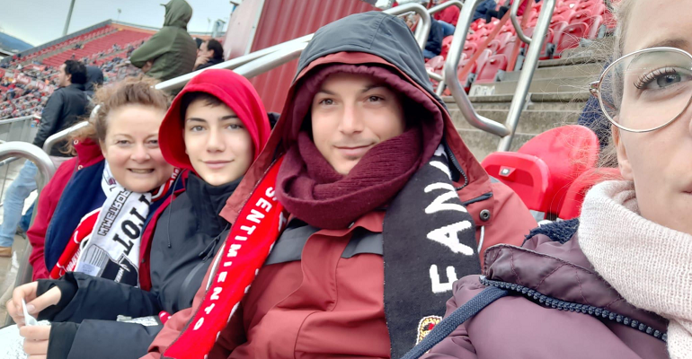 Aficionados rojillos abrigados en la tribuna de sol. Foto: TTdeporte.
