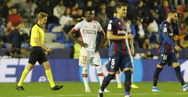 Baba se lamenta tras el gol de Rochina en el Ciutat de Valencia. Foto: LaLiga.