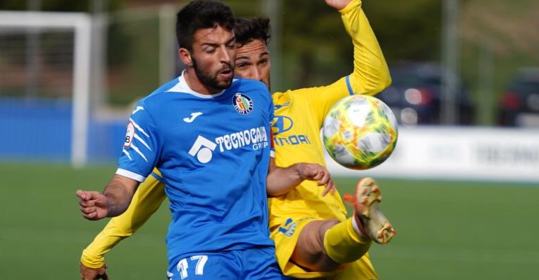 Jorge Ortiz pugna un balón con un rival del Getafe B. Foto: ATB.