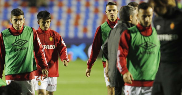 Los futbolistas del Mallorca terminando el calentamiento en el Ciutat de València. Foto: LaLiga.