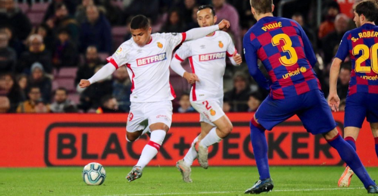 Cucho rematando a portería en su debut con el Mallorca. Foto: RCDM.