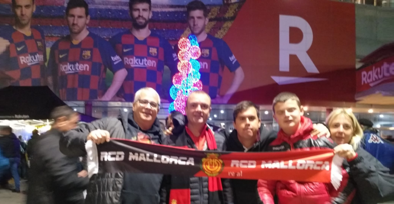 Aficionados de la Penya Barralet en el Camp Nou. Foto: TTdeporte.