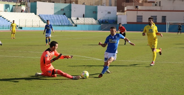 Herrera ataja en su área un ataque del Melilla. Foto: UDM.