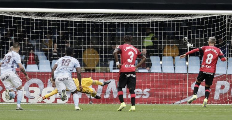 Sevilla ejecuta el penalti del empate a uno en Balaidos. Foto: LaLiga.