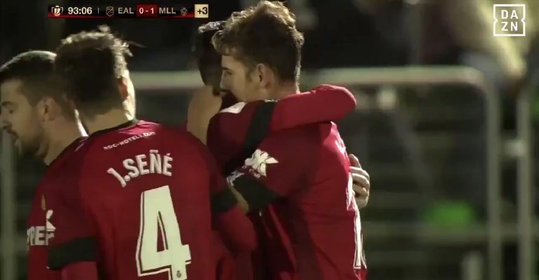 Alegría se abraza a sus compañeros tras marcar el gol de la clasificación. Foto: DAZN.