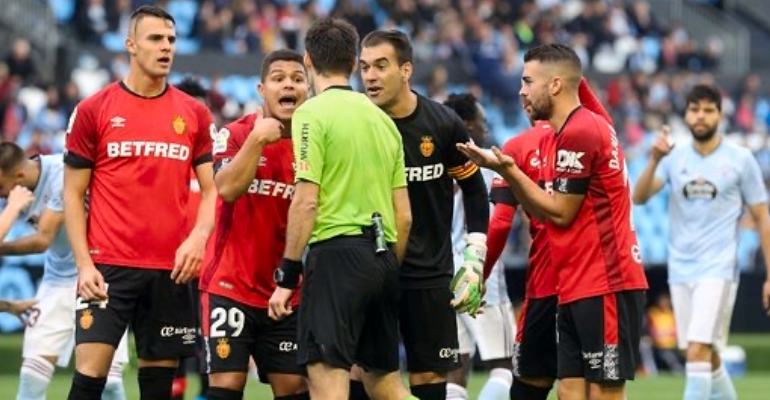 Cucho y Reina protestan el penalti en contra en Balaídos. Foto: RCDM.