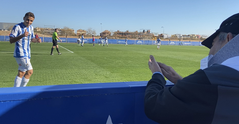 Haro levantándole el pulgar a Xavi que le responde con aplausos.