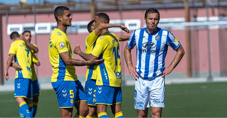 Cervero sobre le césped del anexo de Gran Canaria tras el encuentro ante Las Palmas Atlético. Foto: ATB.