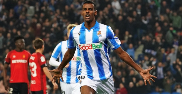 Isak celebra el tanto que abrió el marcador en Anoeta. Foto: @RealSociedad.