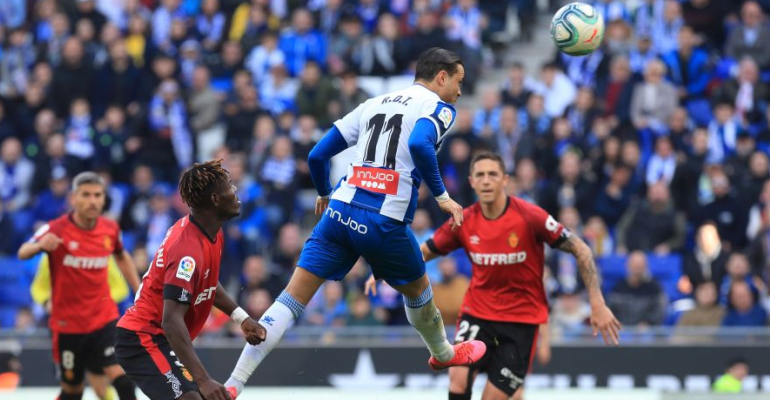 Raúl de Tomás remata de cabeza el primer tanto. Foto: LaLiga.