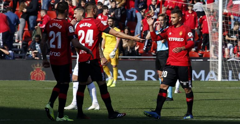 Los tres centrales rojillos celebran el triunfo. Foto: LaLiga.