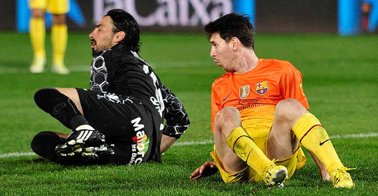 Messi pierde un lance con Aouate en Son Moix (2012). Foto: Fútbol Balear.