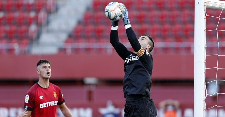 Manolo Reina blocando un balón por alto. Foto: LaLiga.
