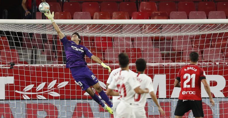 Bono desvía el remate de cabeza de Hernández. Foto: LaLiga.