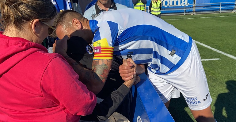 Vallori abraza y coge de la mano a Xavi en el Estadi Balear.