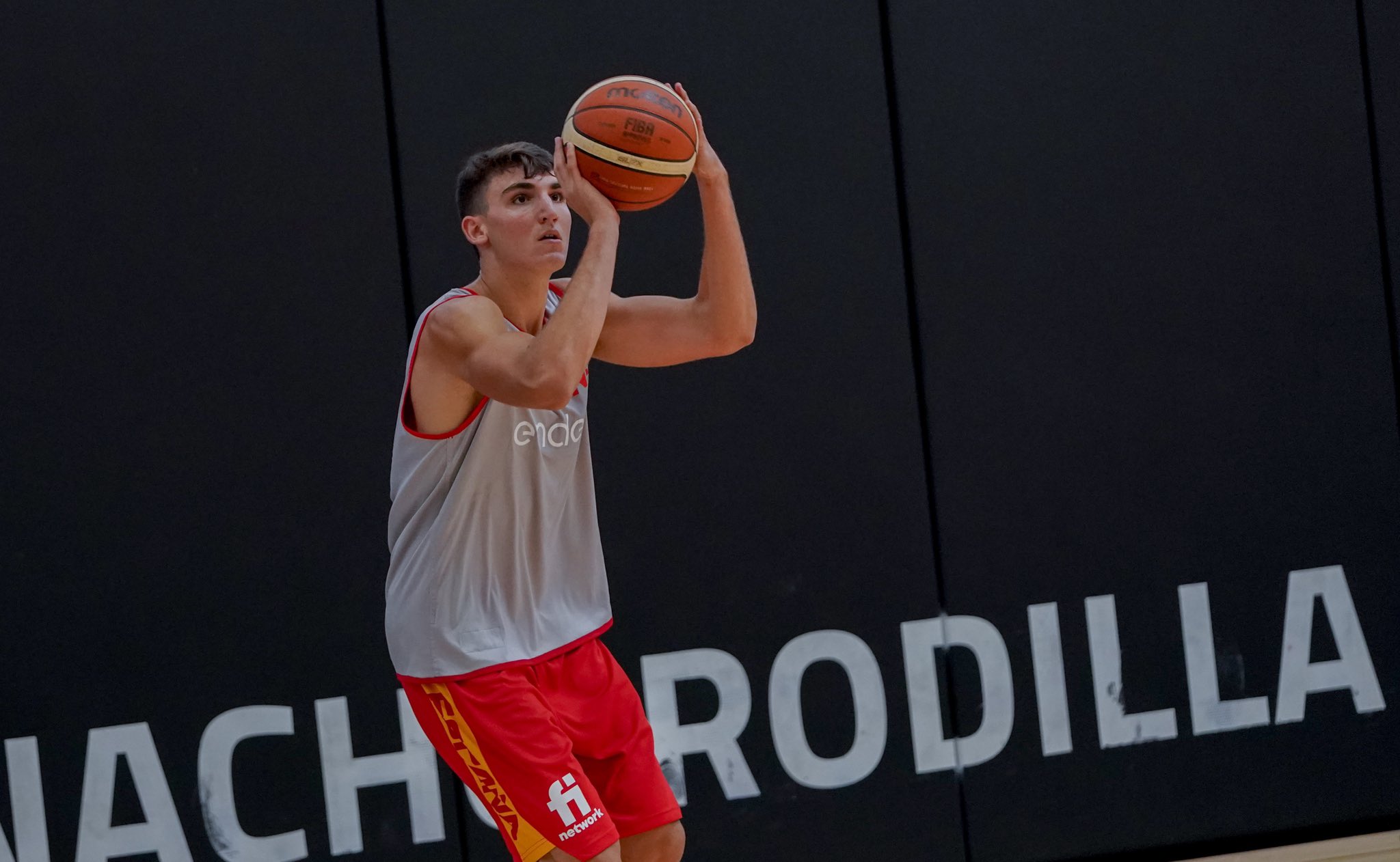 Huguet entrenando econ la selección española Sub18. Foto: Twitter.